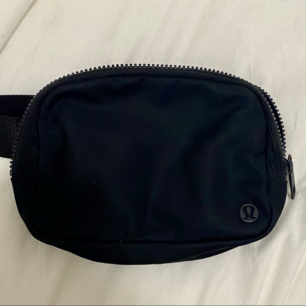Lululemon everywhere belt bag in black